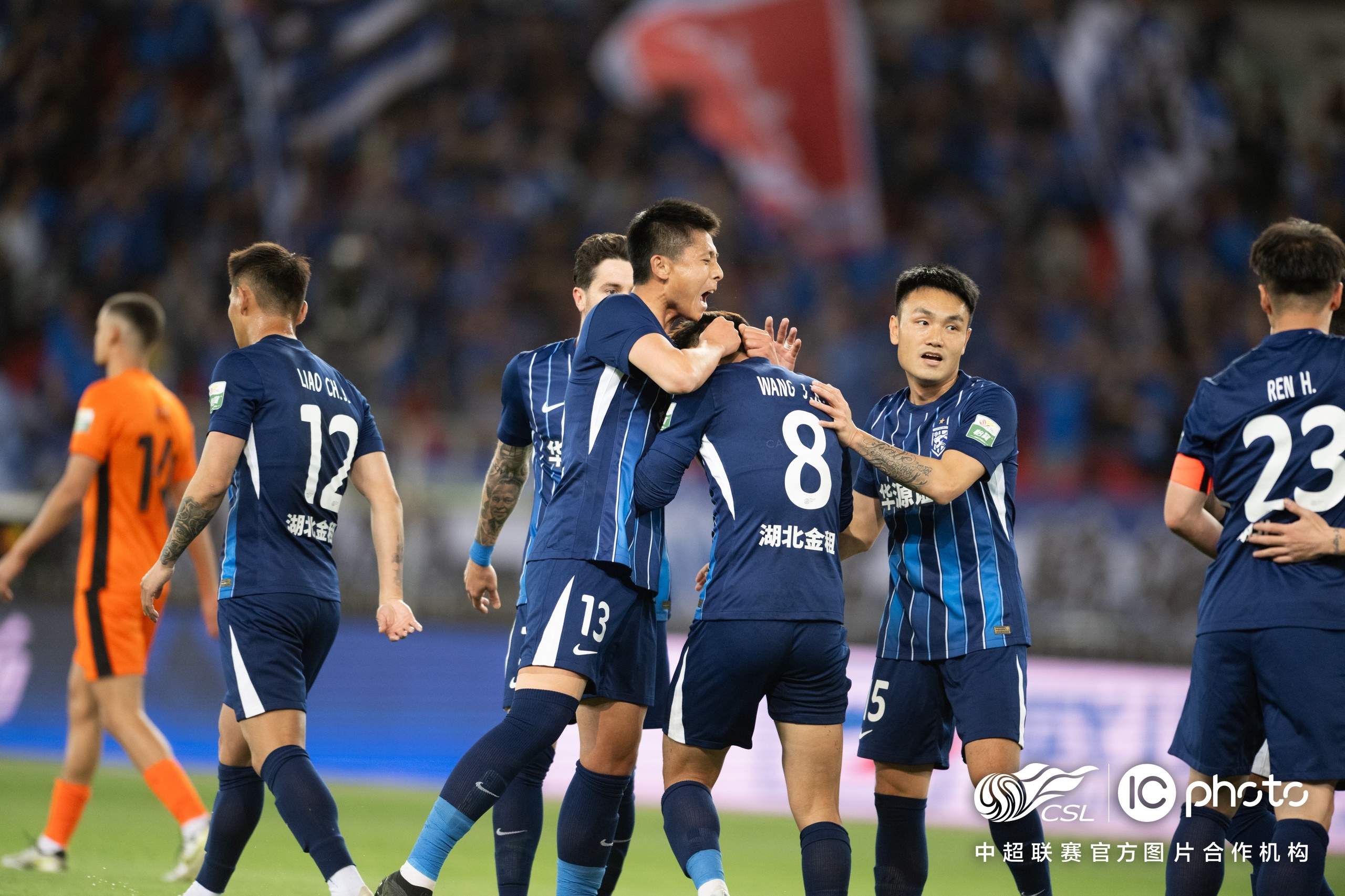 武汉卓尔攻守兼顾，坚守主场