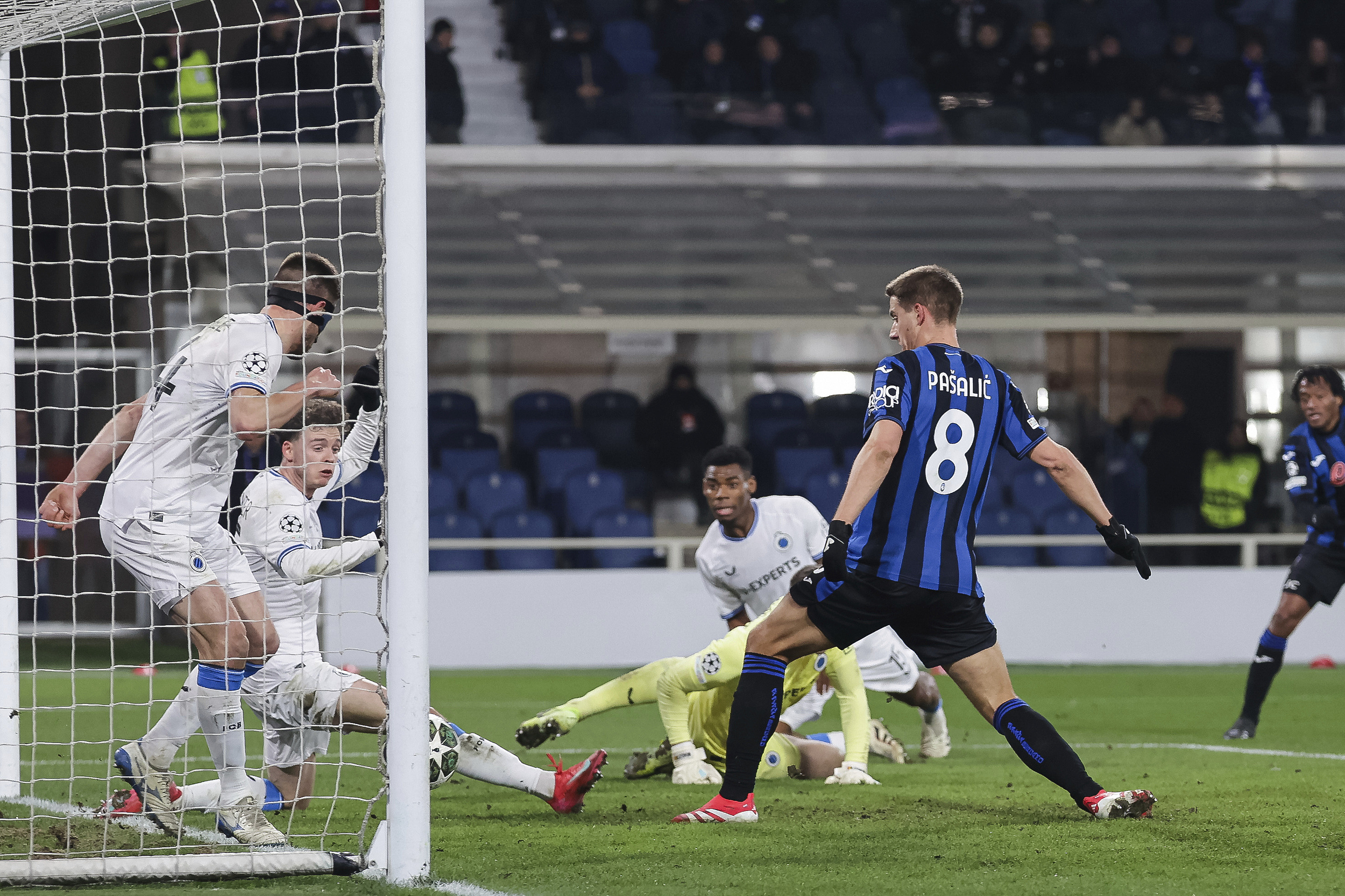 开云体育下载-里昂主场大胜特鲁瓦，一口气冲向前排