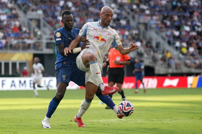 包含红牛二队完胜阿斯顿马丁，汉密尔顿点燃赛场的词条